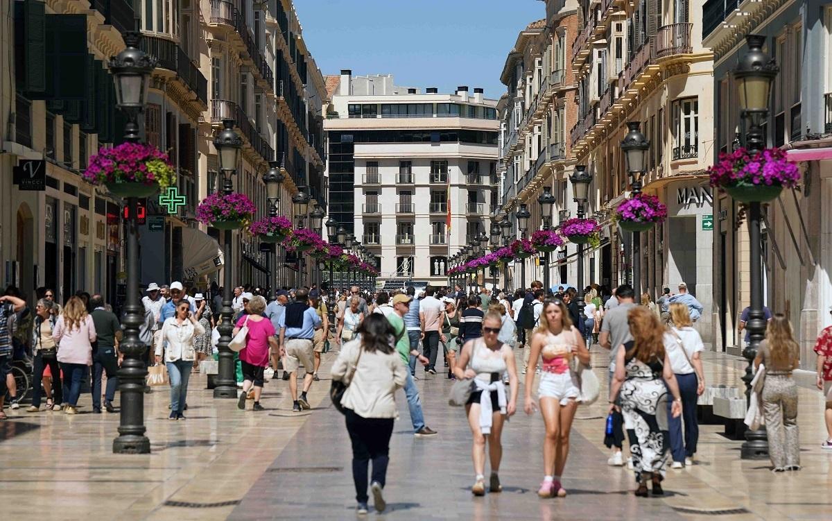 Viandantes en la calle Larios de Málaga capital.