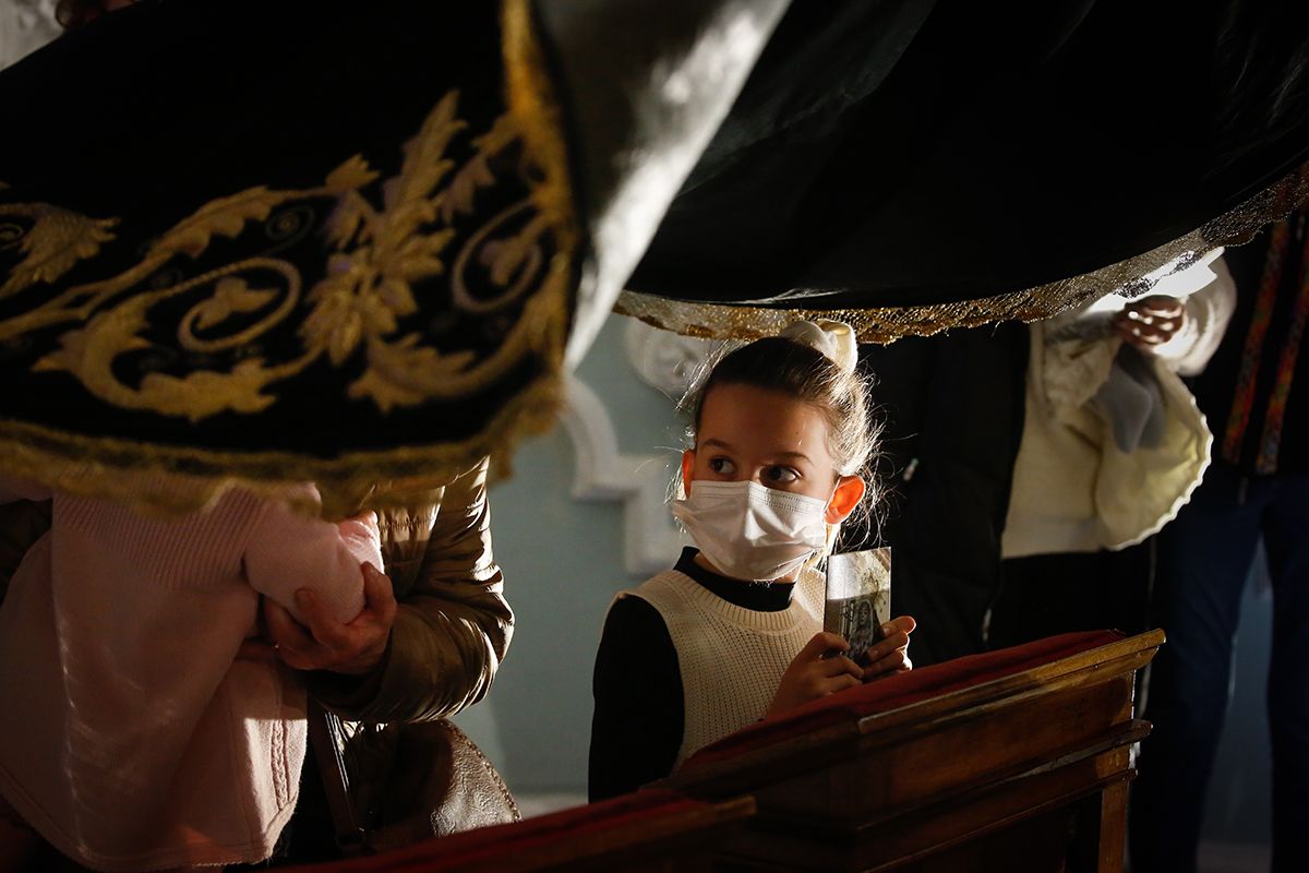 Bajo el manto de la Virgen de los Dolores