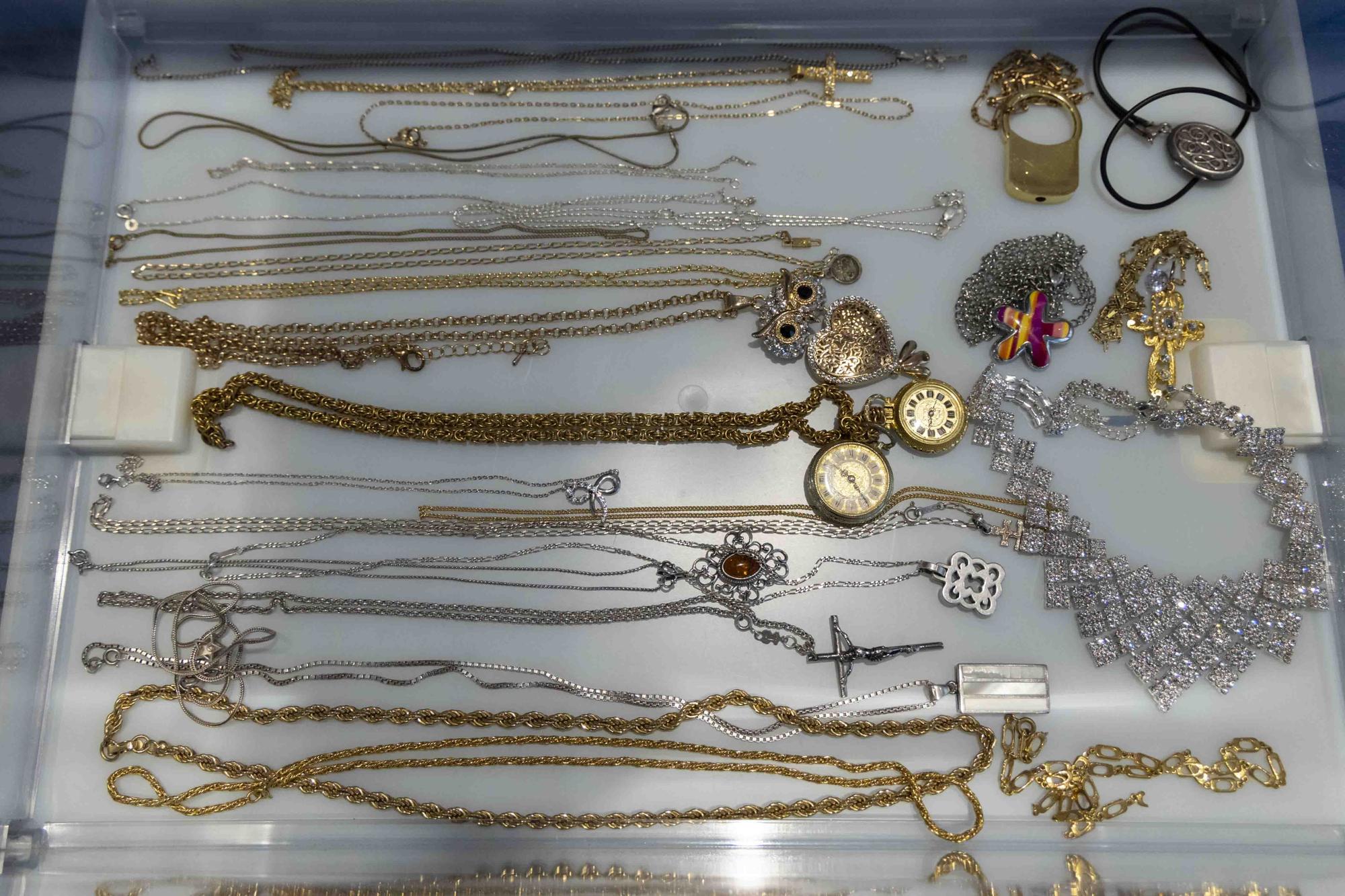 Las joyas robadas por una banda desarticulada esperan a sus dueños en  Jefatura - Levante-EMV