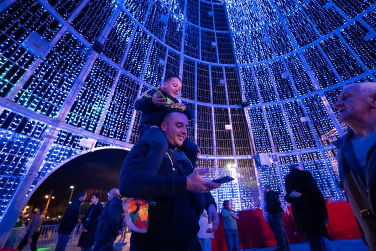 FOTOS| Badalona inaugura su árbol metálico de 42 metros