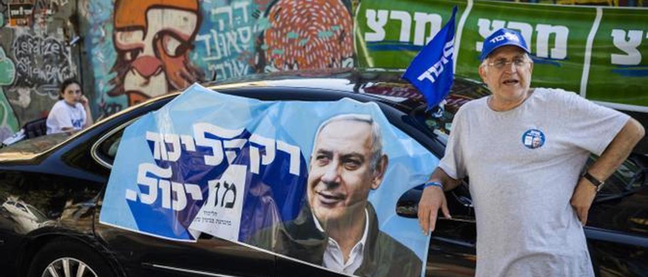 Un seguidor de Netanyahu durante la jornada electoral.