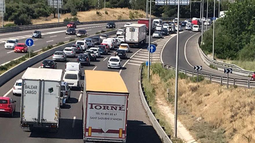 Atasco kilométrico en Vía de Cintura al chocar dos coches a la salida del túnel de Génova