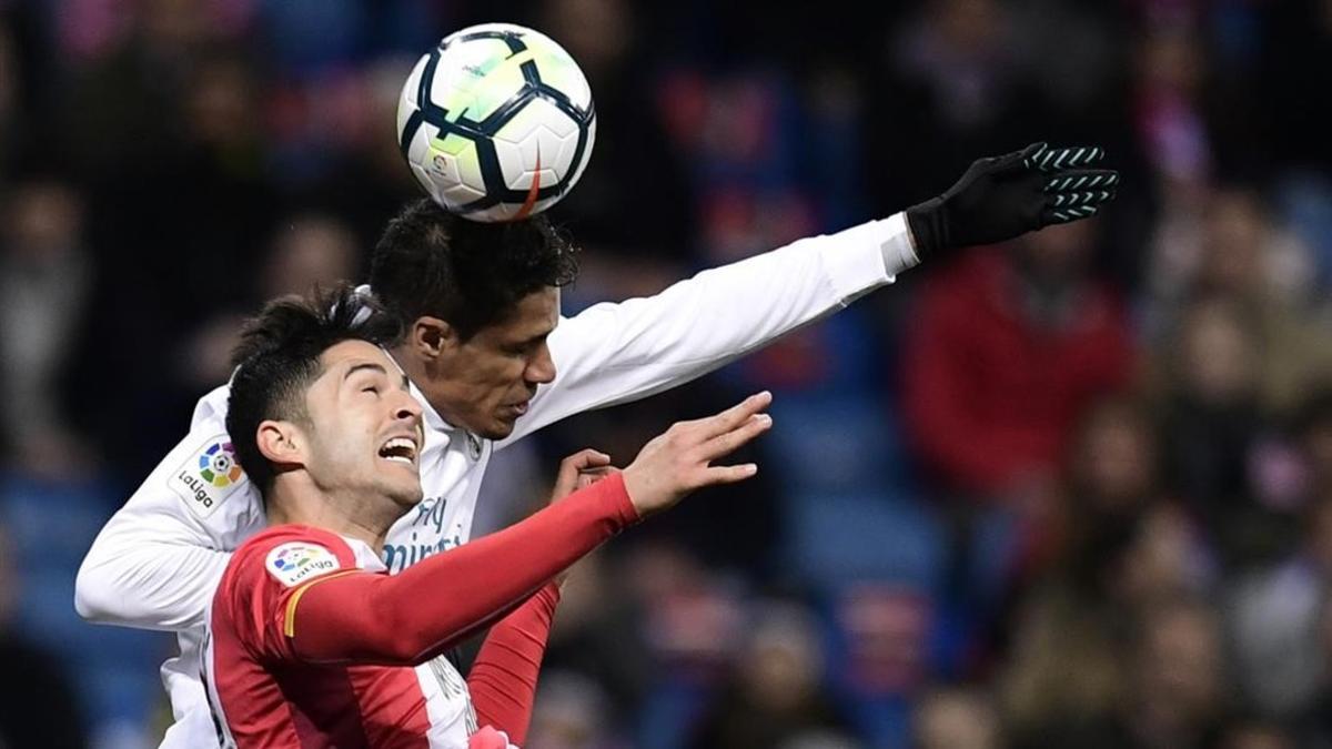 Varane y Juanpe pugnan por un balón aéreo.