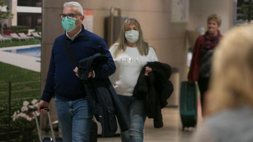 Pasajeros del vuelo Bolonia-Alicante, ayer, en el aeropuerto tras llegar en el último enlace con Italia, de momento, hasta el próximo 25 de marzo.