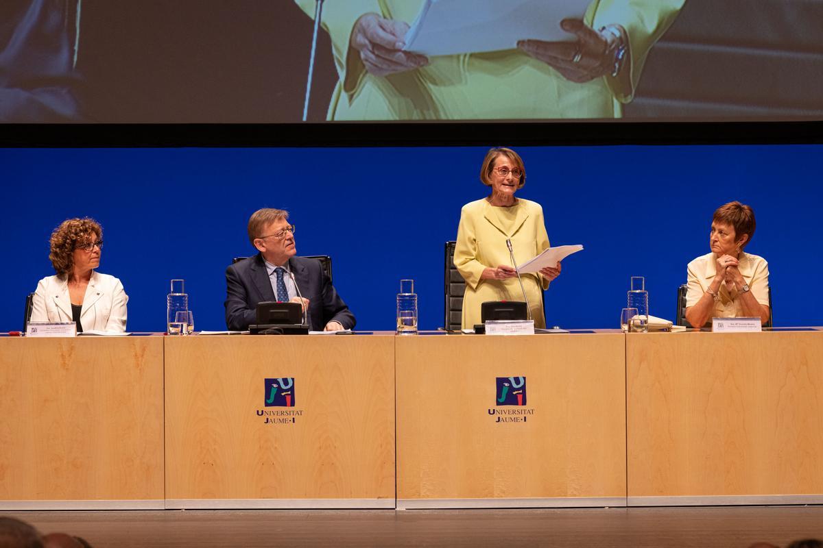 La rectora, Eva Alcón, junto a Josefina Bueno, Ximo Puig y Mavi Mestre.
