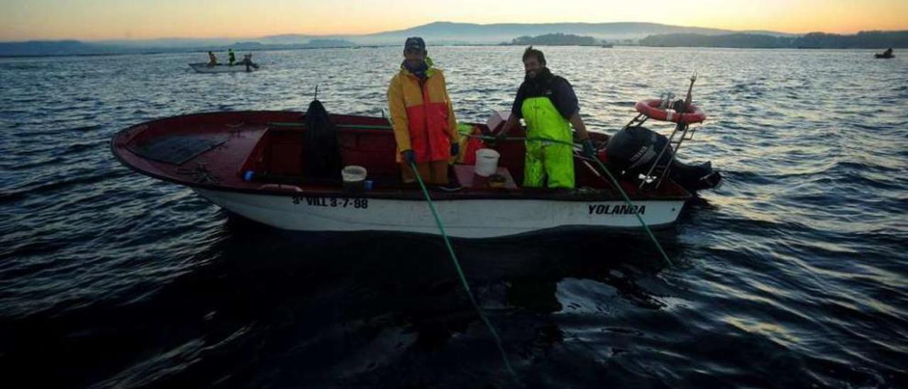 Mariscadores a flote de Cambados, en una jornada de trabajo. // Iñaki Abella