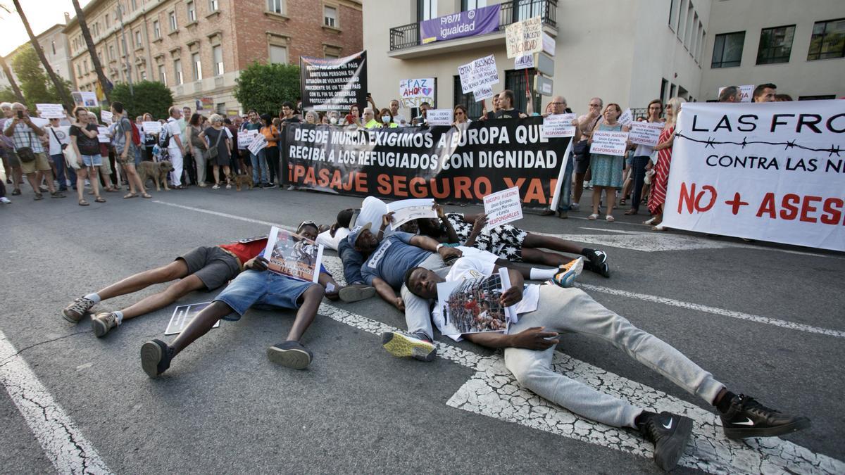 Centenares de murcianos piden &quot;justicia por los asesinatos racistas&quot; en la valla de Melilla: &quot;Ningún ser humano es ilegal&quot;