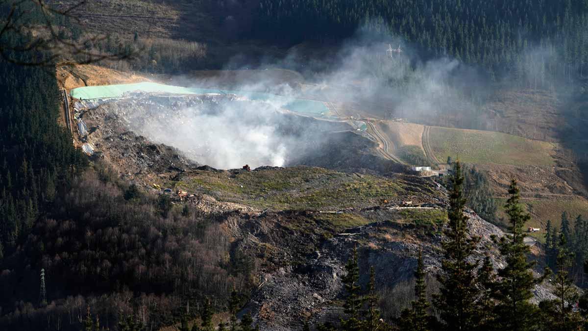 Diez días después, confían en apagar el fuego del vertedero de Zaldibar