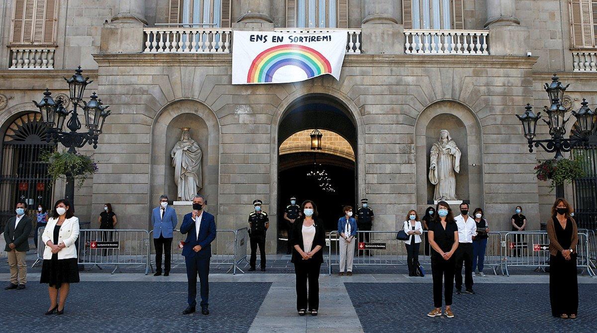 Una representación del Ayuntamiento de Barcelona, con la alcaldesa Ada Colau a la cabeza, durante el minuto de silencio por las víctimas del covid, el 27 de mayo.