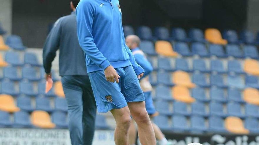 Álex González durante un entrenamiento con el Pontevedra. // Rafa Vázquez