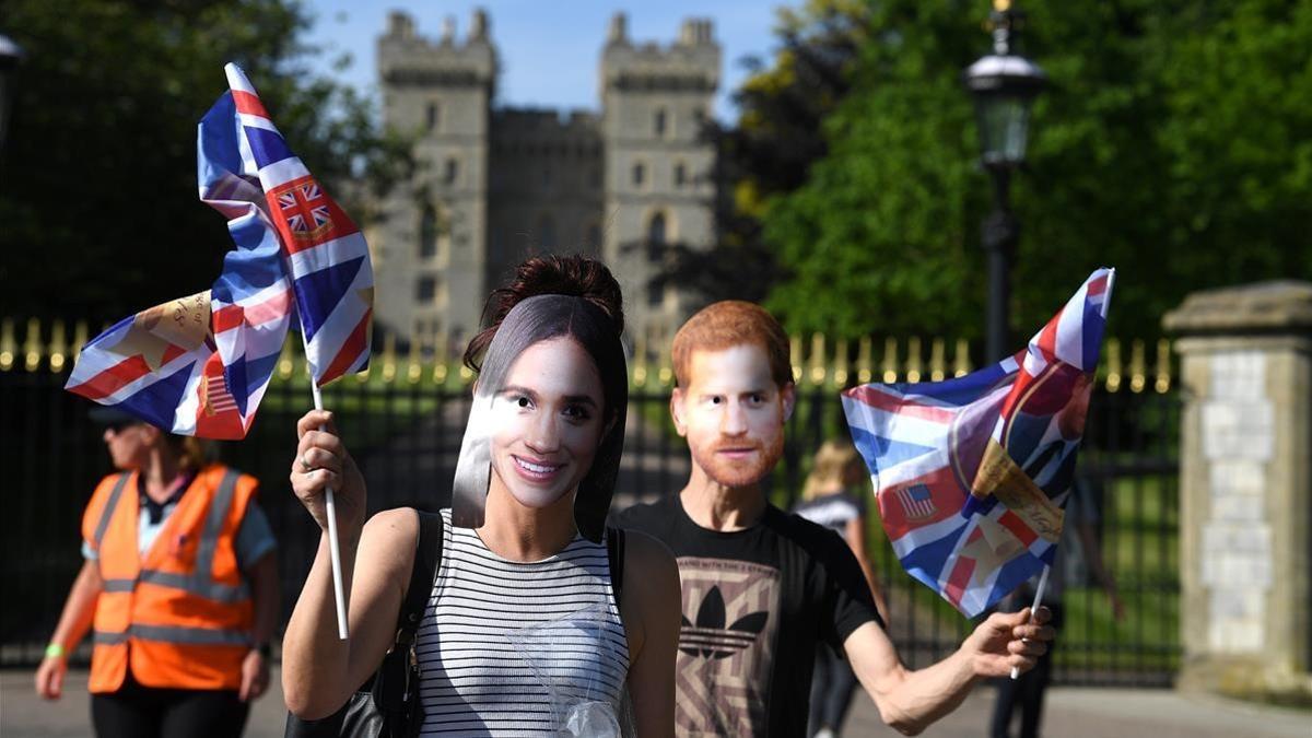 lmmarco43374570 royal fans wear masks of britain s prince harry and meghan m180517191121