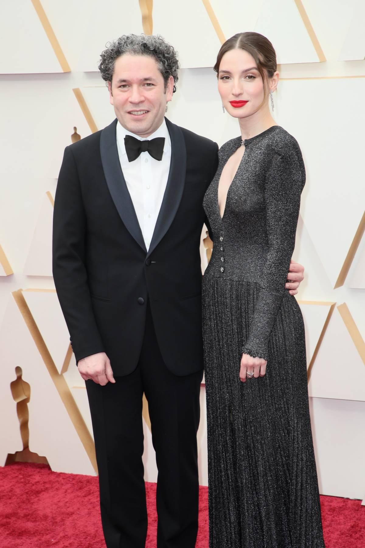 María Valverde, de Chanel, junto a Gustavo Dudamel en la alfombra roja de los Oscar