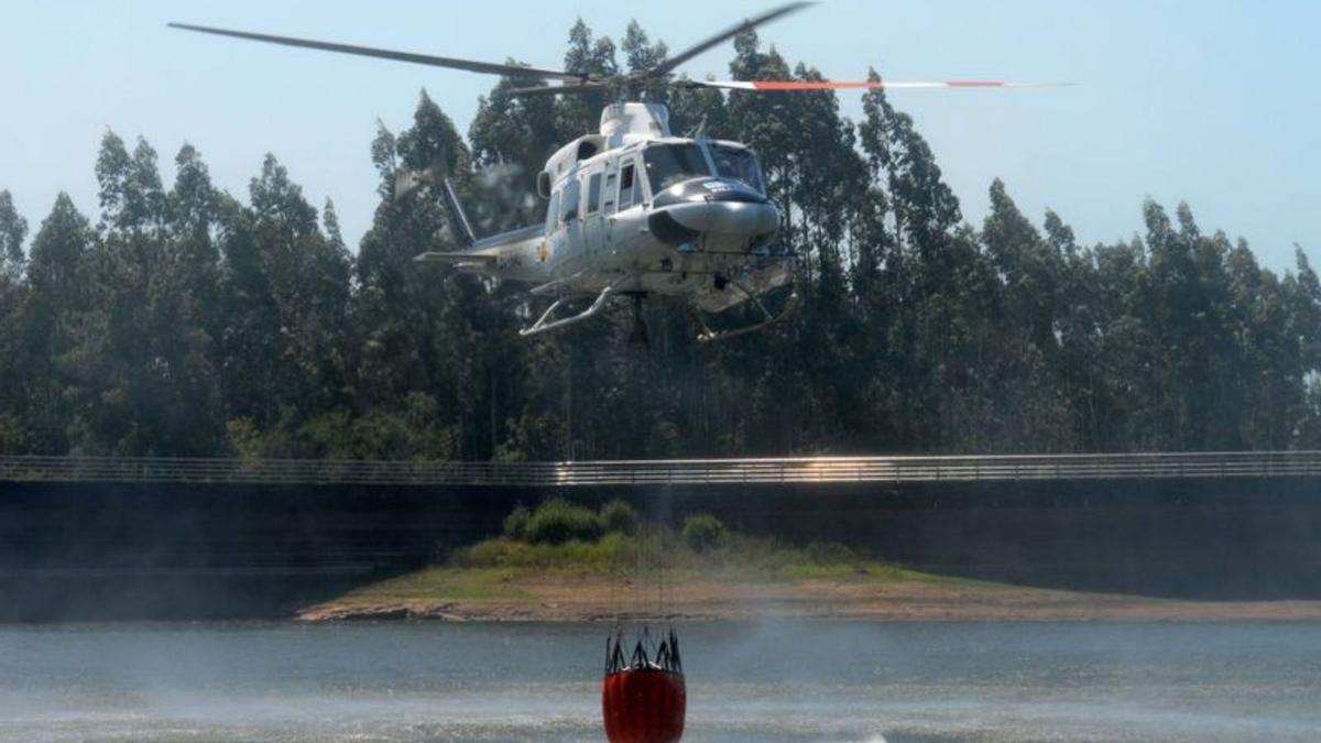  Los helicópteros utilizaron el embalse del río de O Con, en Castroagudín, para recoger agua con la que sofocar las llamas y regar el monte. Los hidroaviones recurrieron al mar.