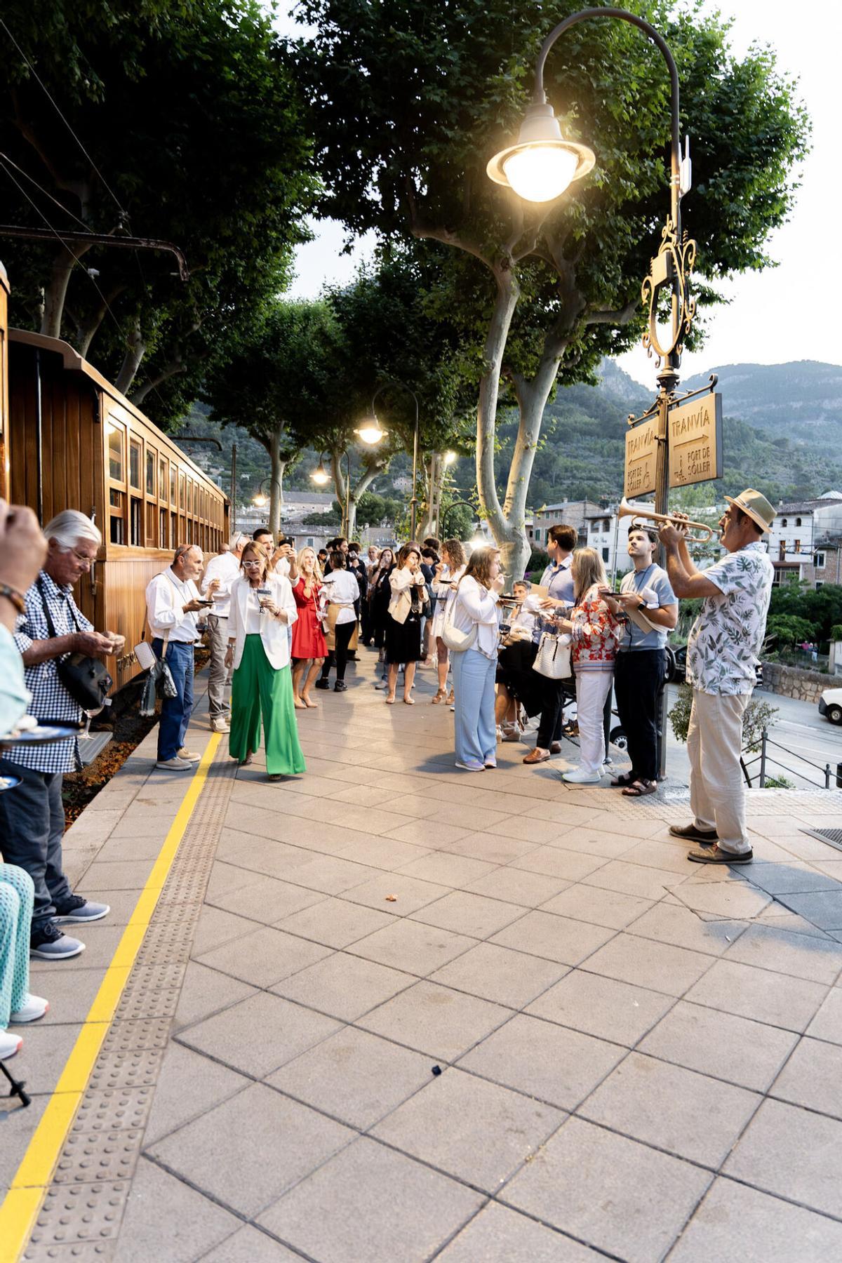 Los chefs Santi Taura y Javier Hoebeeck han elaborado el menú de Tramuntana Express, una cena de lujo organizada por Gastroevents Balears.