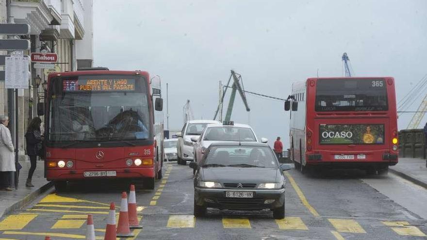 Dos autobuses, a su paso por el paseo de la Dársena, en la zona de O Parrote. víctor echave