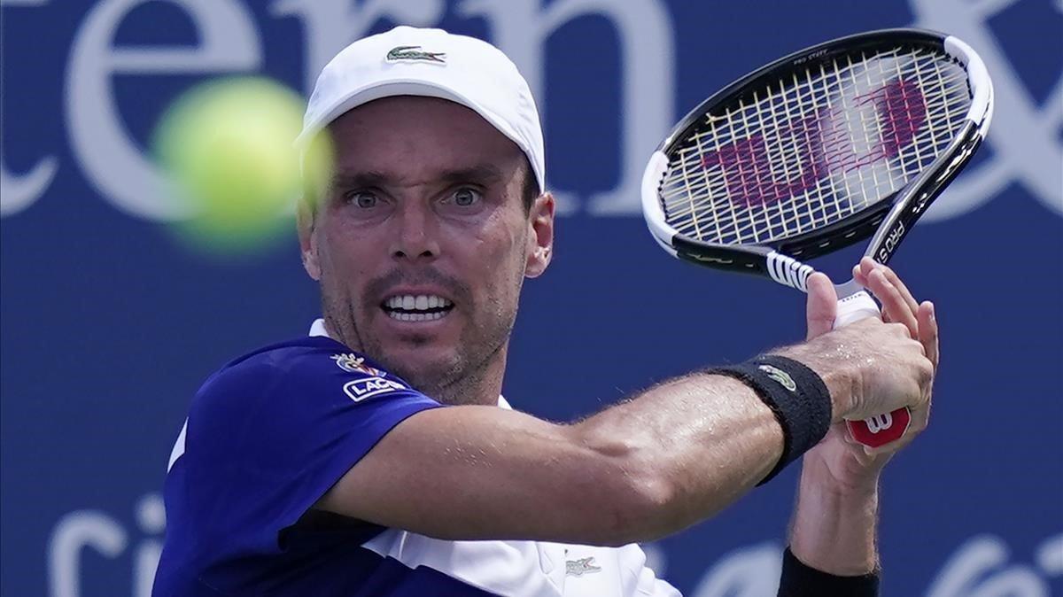 zentauroepp54652441 roberto bautista agut  of spain  reaches to return a shot by200828130229