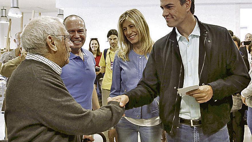 Pedro Sánchez y su esposa, en el colegio en que votaron. // Efe