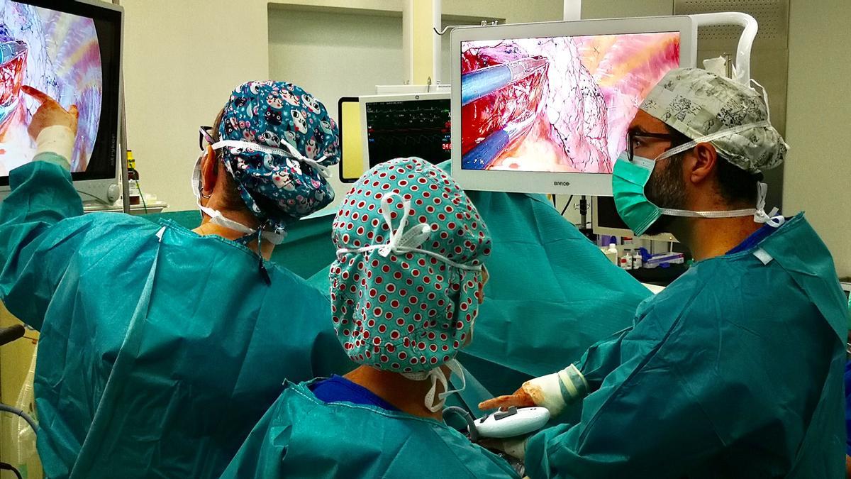 Operación a una paciente con cáncer de pulmón con una técnica pionera en el Hospital de Sant Pau.