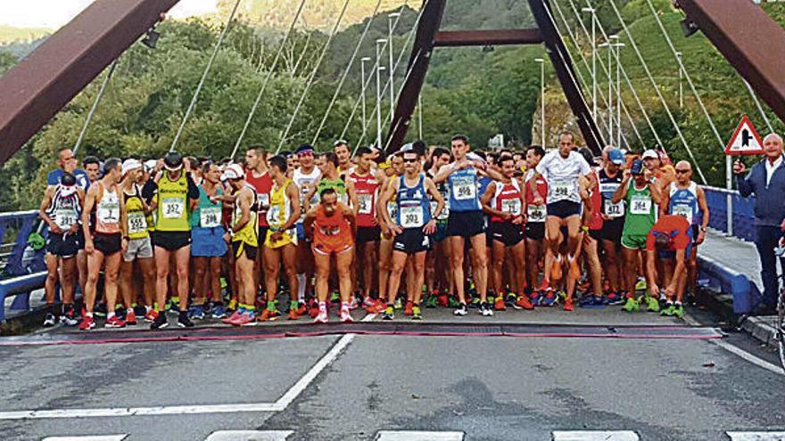 Los corredores, antes de tomar la salida ayer en Panes.