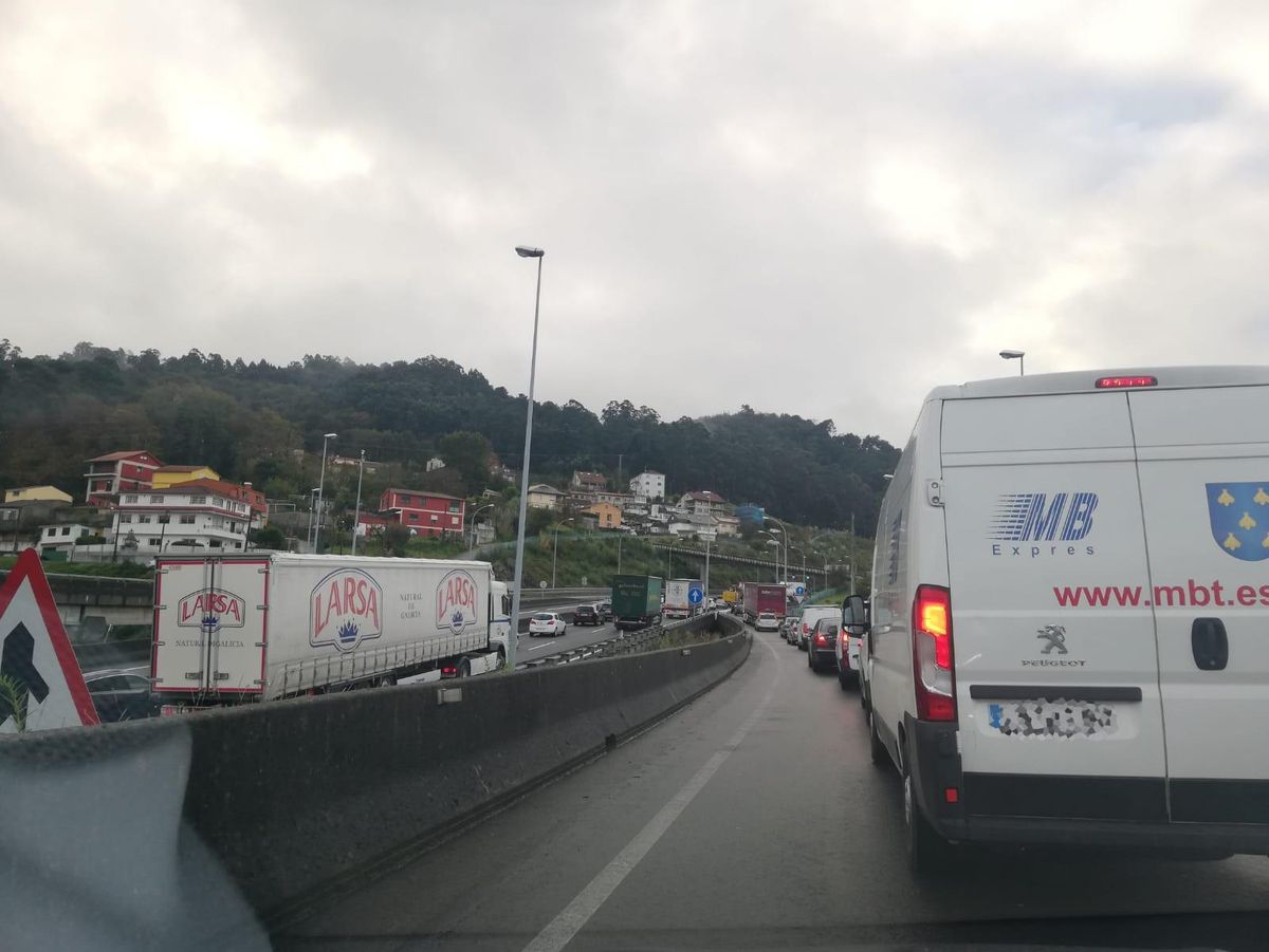Atasco en la entrada del túnel de A Madroa