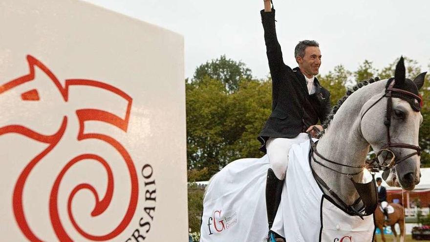 Gerardo Menéndez alza el brazo de la victoria, tras conseguir su primer Gran Premio con &quot;Cassino DC&quot;.