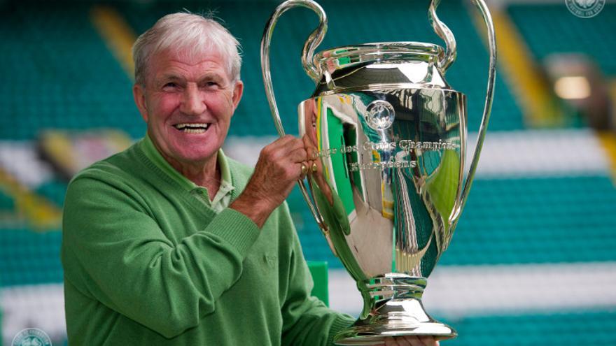 Foto reciente de Auld con el trofeo en Celtic Park