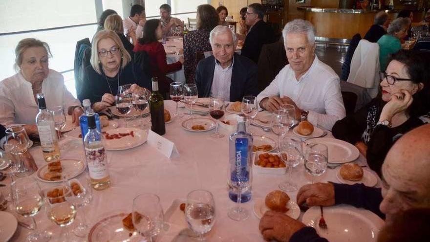 Carlos Valle (centro), acompañado del alcalde de Poio, uno de los asistentes al homenaje. // Rafa Vázquez