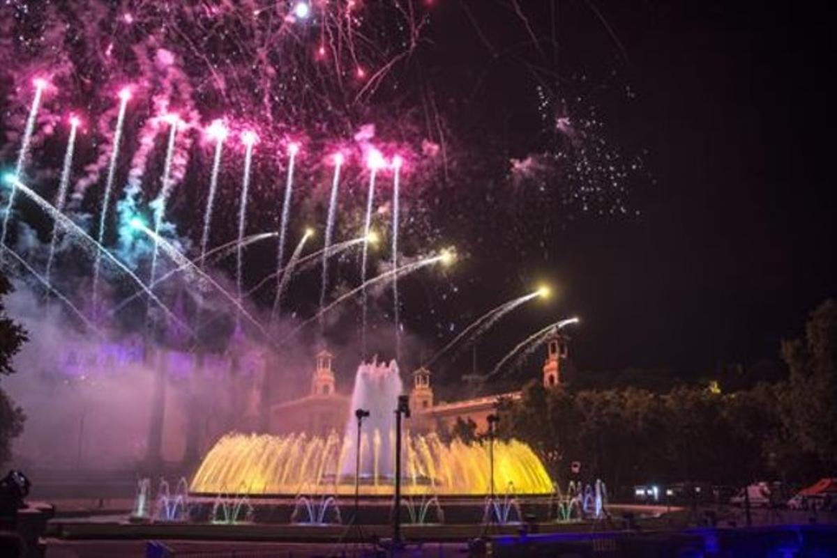 Tres moments del Piromusical, que va reunir ahir a la nit més de 100.000 persones a les fonts de Montjuïc.