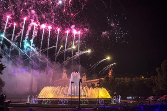 Tres momentos del Piromusical, que reunió anoche a más de 100.000 personas en las fuentes de Montjuïc.