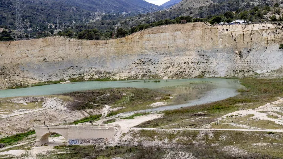 Las lluvias no logran subir el nivel de los pantanos de Alicante que siguen al mínimo