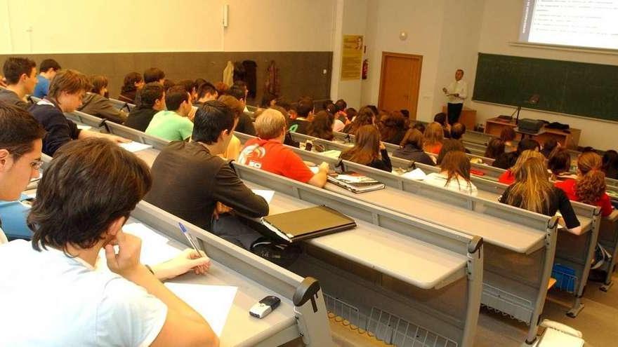 Alumnos universitarios asisten a clase en su facultad. // Fran Martínez