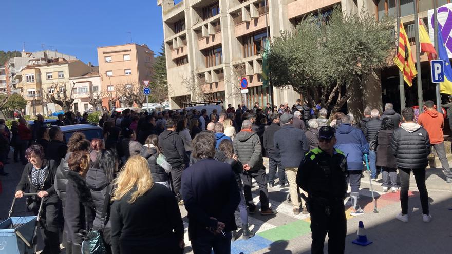 Sant Joan aplega desenes de persones en el minut de silenci pel jove del poble mort a la mina