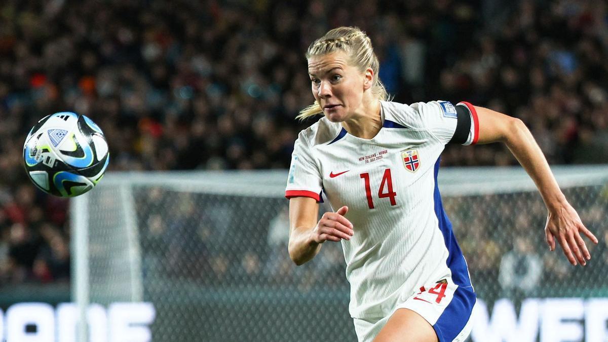 Ada Hegerberg persigue el balón durante el partido ante Nueva Zelanda.