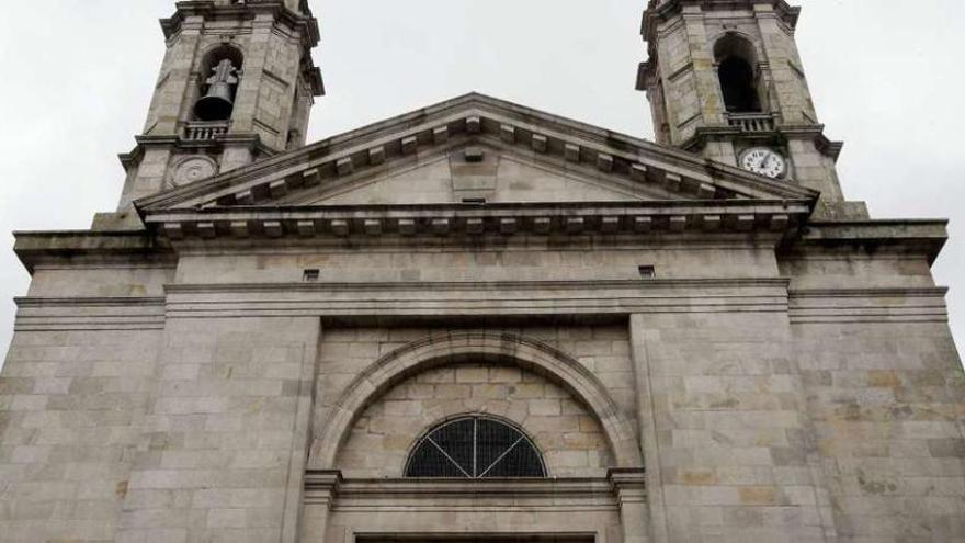 La fachada de la Concatedral espera la colocación de sus vidrieras restauradas. // MartaG.Brea