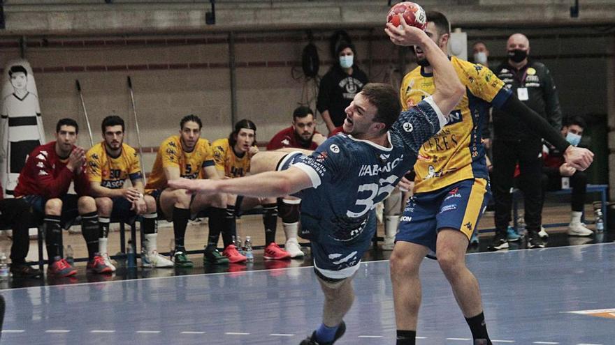 Martín lanza a puerta en un escorzo durante el partido de ayer entre Frigoríficos y Aranda.