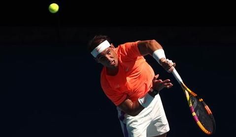 Nadal saca en su debut en Australia.