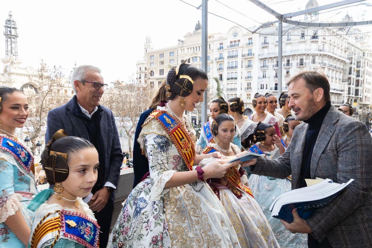 El Extra de Fallas de Levante-EMV llega al balcón del Ayuntamiento