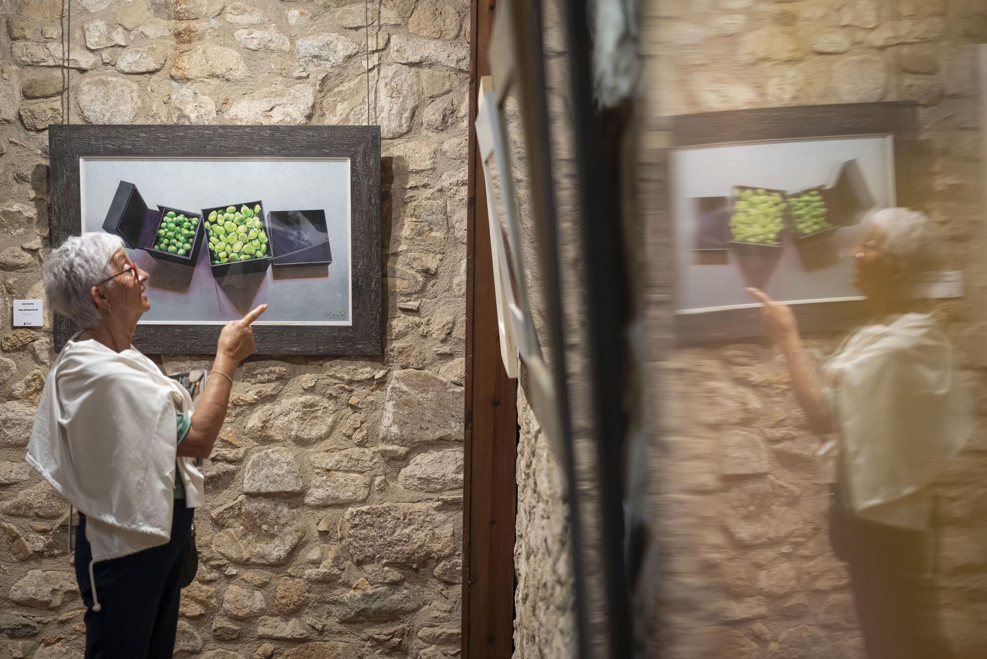 CASTELL-PLATJA D&#039;ARO (GIRONA), 25/05/2024.- Una mujer visita la  exposición &#039;Dibuix-Aro&#039;, del artista Carles Piqueras, que reúne una cuarentena de piezas recientes y muestra su conexión con lo que dibujaba de niño, y que se expone desde este sábado en Castell-Platja d&#039;Aro (Girona) . EFE/  David Borrat.