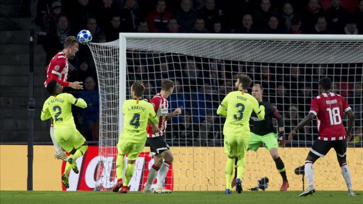 De Jong remató de cabeza al palo