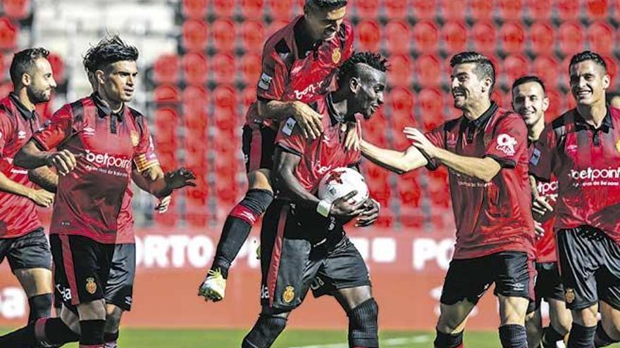 Salva Sevilla salta sobre Lago Junior rodeado de sus compañeros tras el primer gol marcado el domingo ante el Elche en Son Moix.