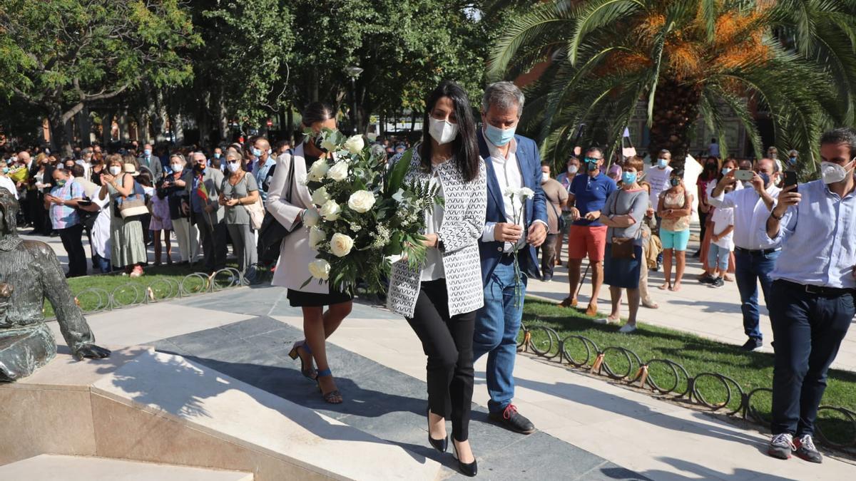 La líder de Ciudadanos, en la ofrenda.