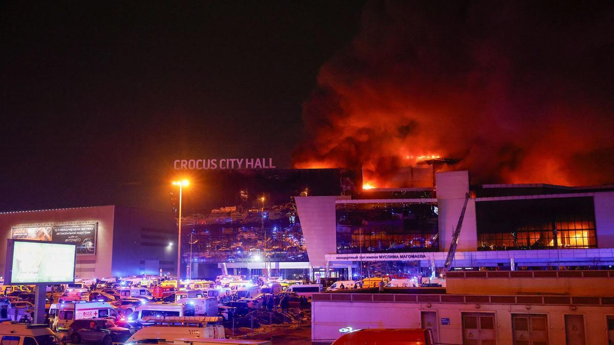 Fuego en la sala de conciertos Crocus City Hall tras un tiroteo, en las afueras de Moscú.