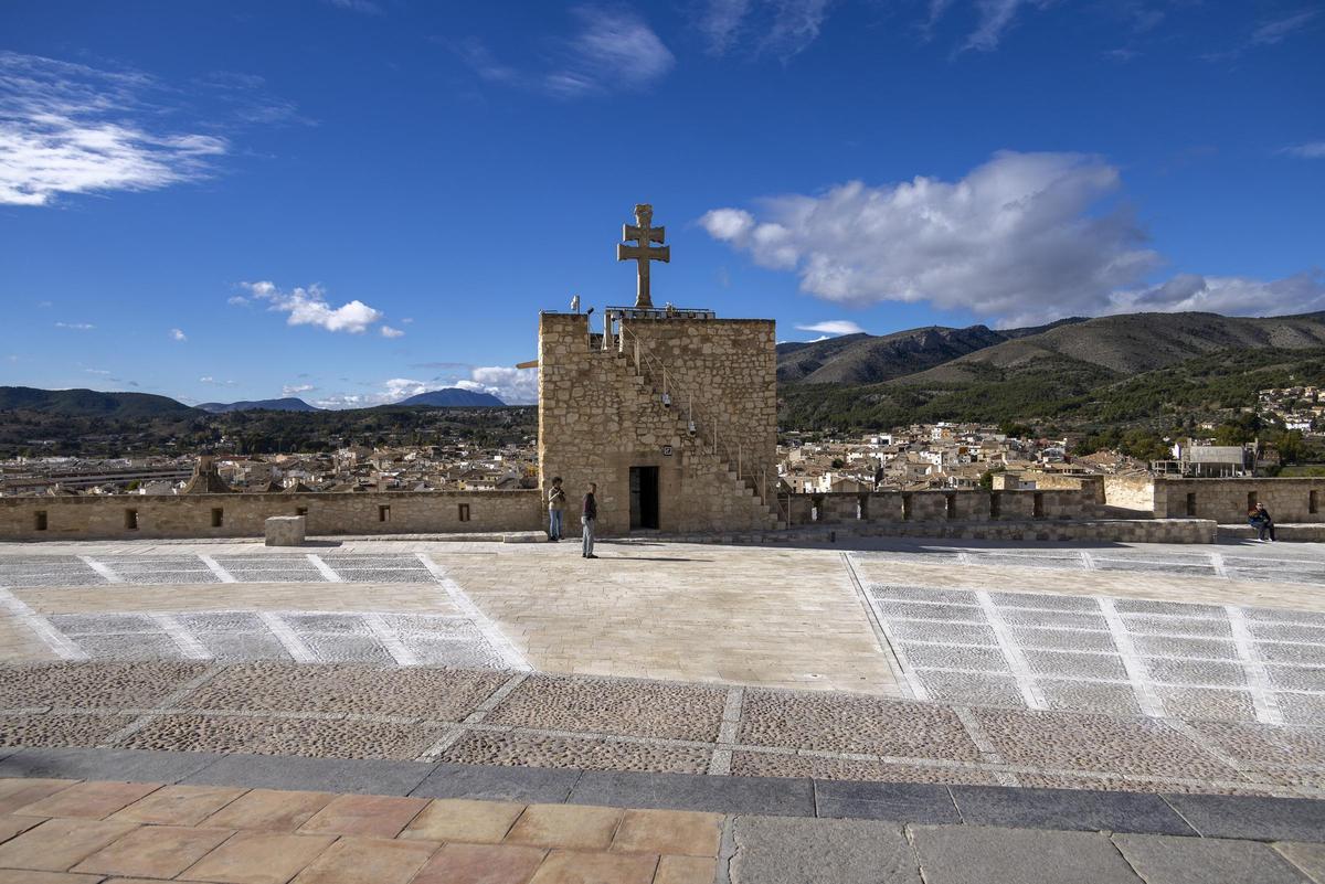 Culminan las obras de pavimentación y drenaje de la explanada del Castillo de Caravaca