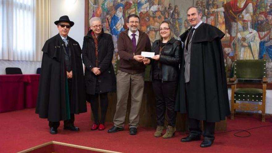 El alcalde hace entrega del cheque a la representante de Cáritas.