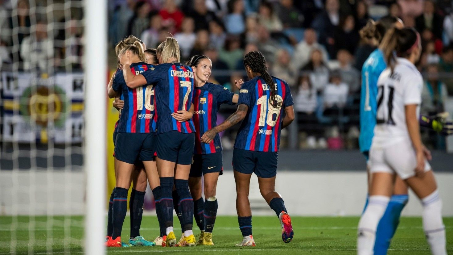 Las jugadoras del Barça celebran uno de sus goles ante el Real Madrid, el domingo.