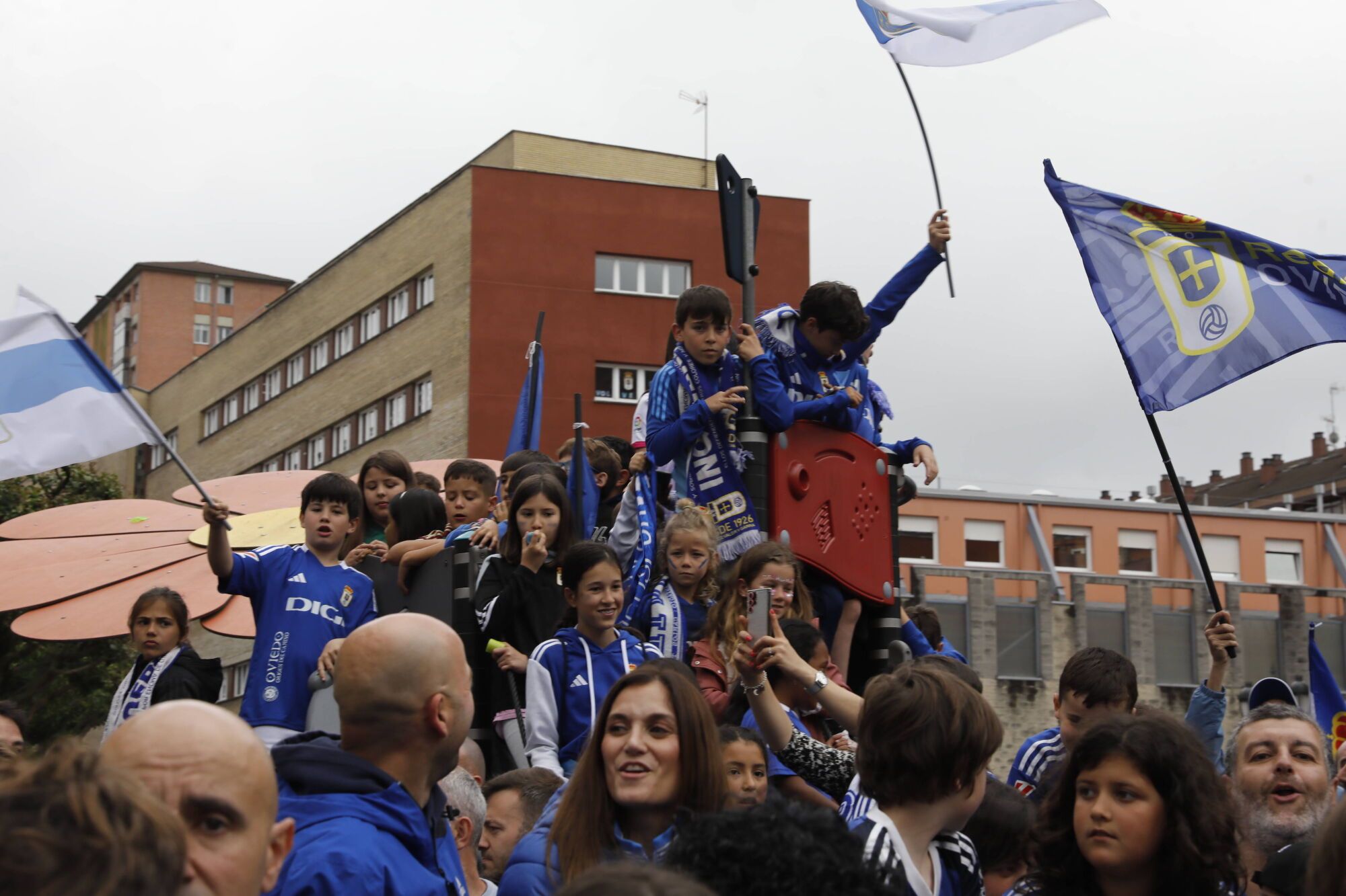 Así fue el recibimiento de la afición al Real Oviedo y toda la previa del último partido de la temporada
