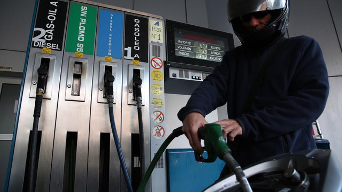 Un motorista pone combustible en una gasolinera de Barcelona.