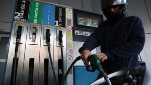 Un motorista posa combustible en una gasolinera de Barcelona.