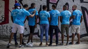 Algunas de las personas que llegaron a España a bordo del Aquarius posan con la camiseta con la que uno de ellos bajó del barco