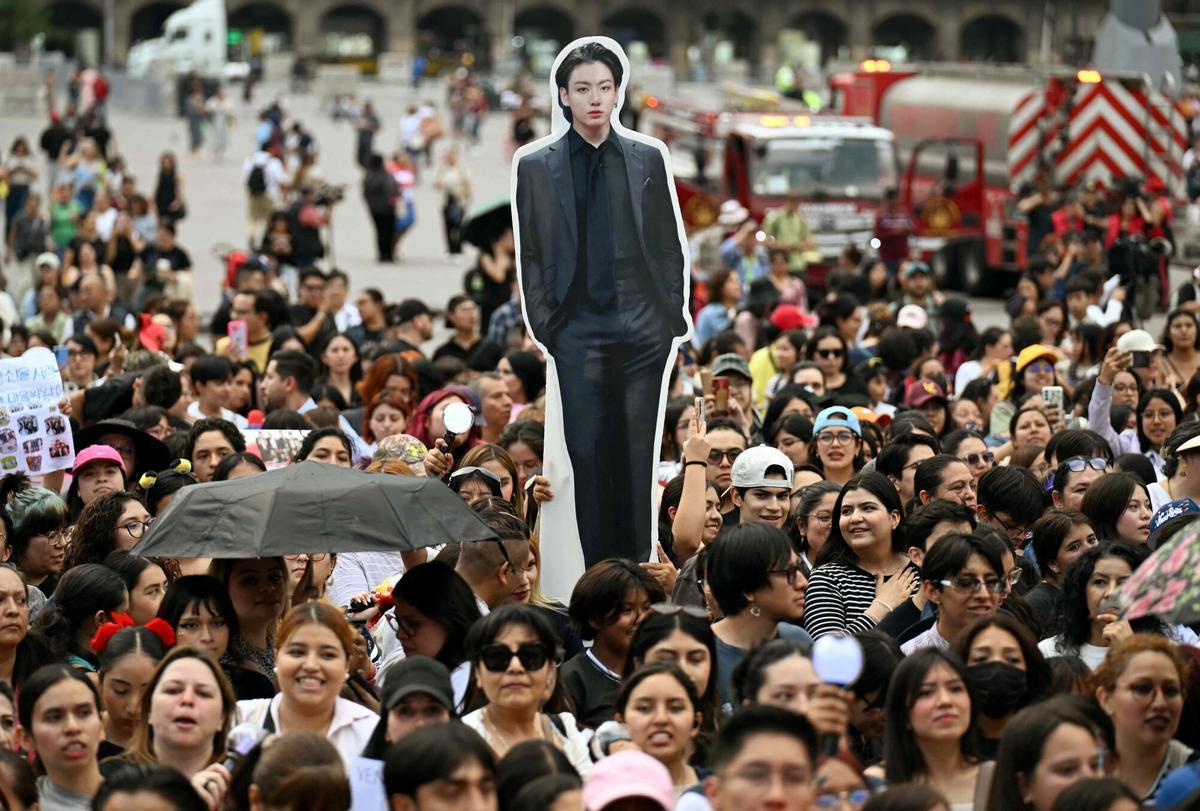 Los fans del grupo surcoreano de K-pop BTS esperan fuera del Palacio Nacional.